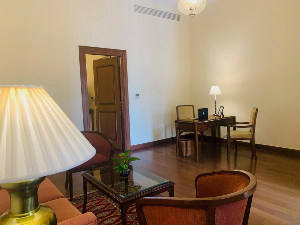 فندق ميدينز نيو دلهي نيودلهي المظهر الخارجي الصورة A room at the Taj Mahal Palace