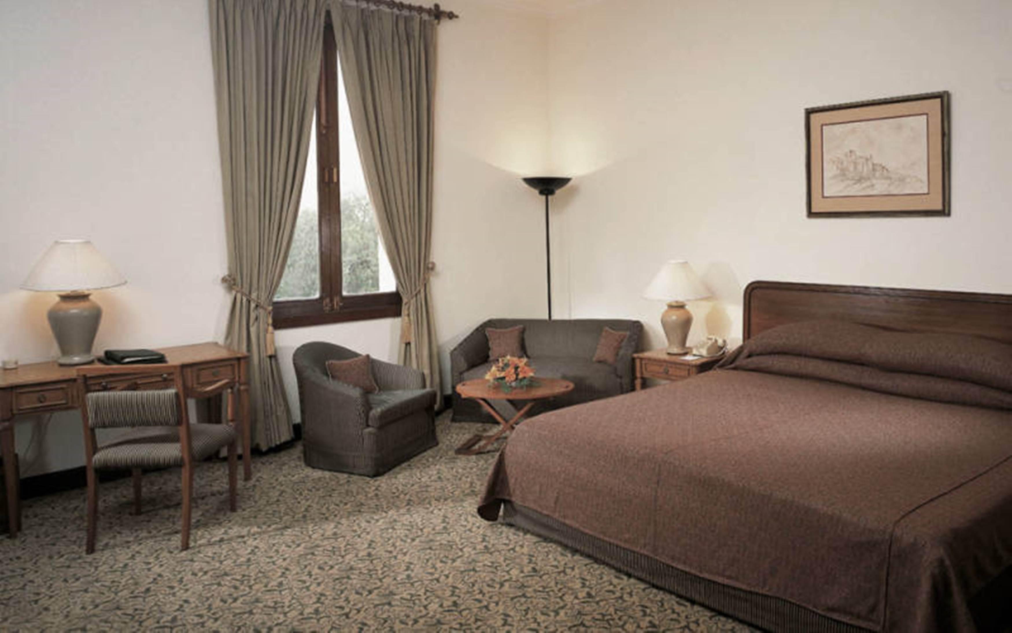 فندق ميدينز نيو دلهي نيودلهي المظهر الخارجي الصورة A room at the hotel