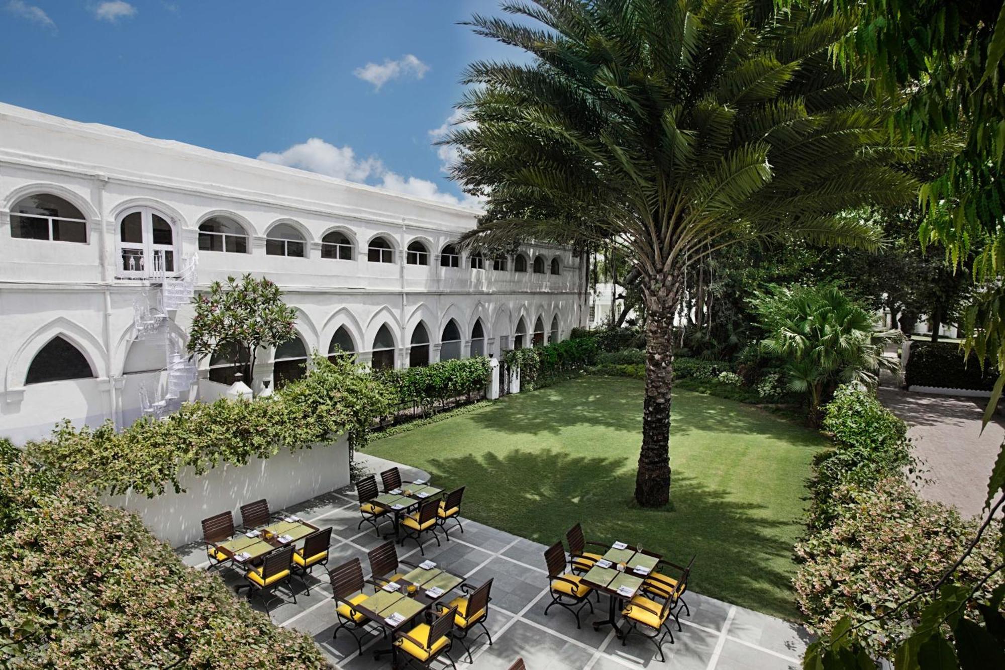 فندق ميدينز نيو دلهي نيودلهي المظهر الخارجي الصورة The courtyard of the hotel