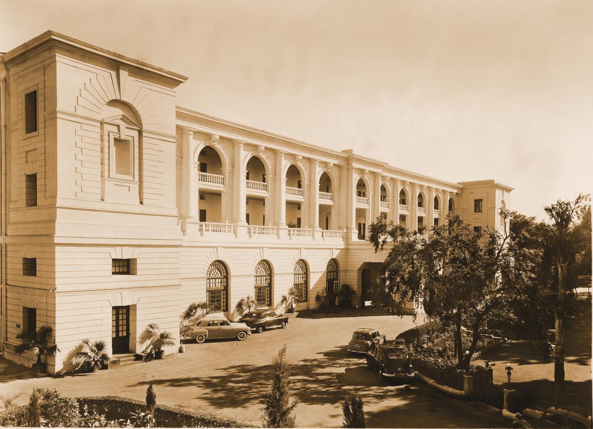 فندق ميدينز نيو دلهي نيودلهي المظهر الخارجي الصورة The first building of the university, 1925