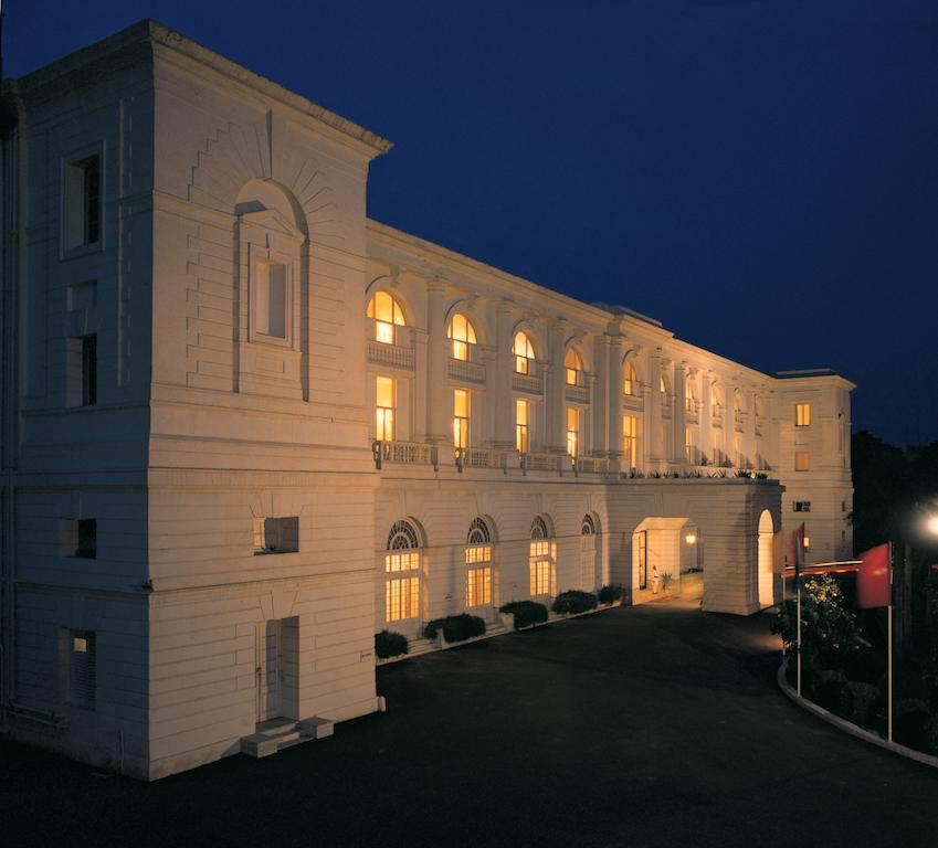 فندق ميدينز نيو دلهي نيودلهي المظهر الخارجي الصورة The Grand Hotel at night