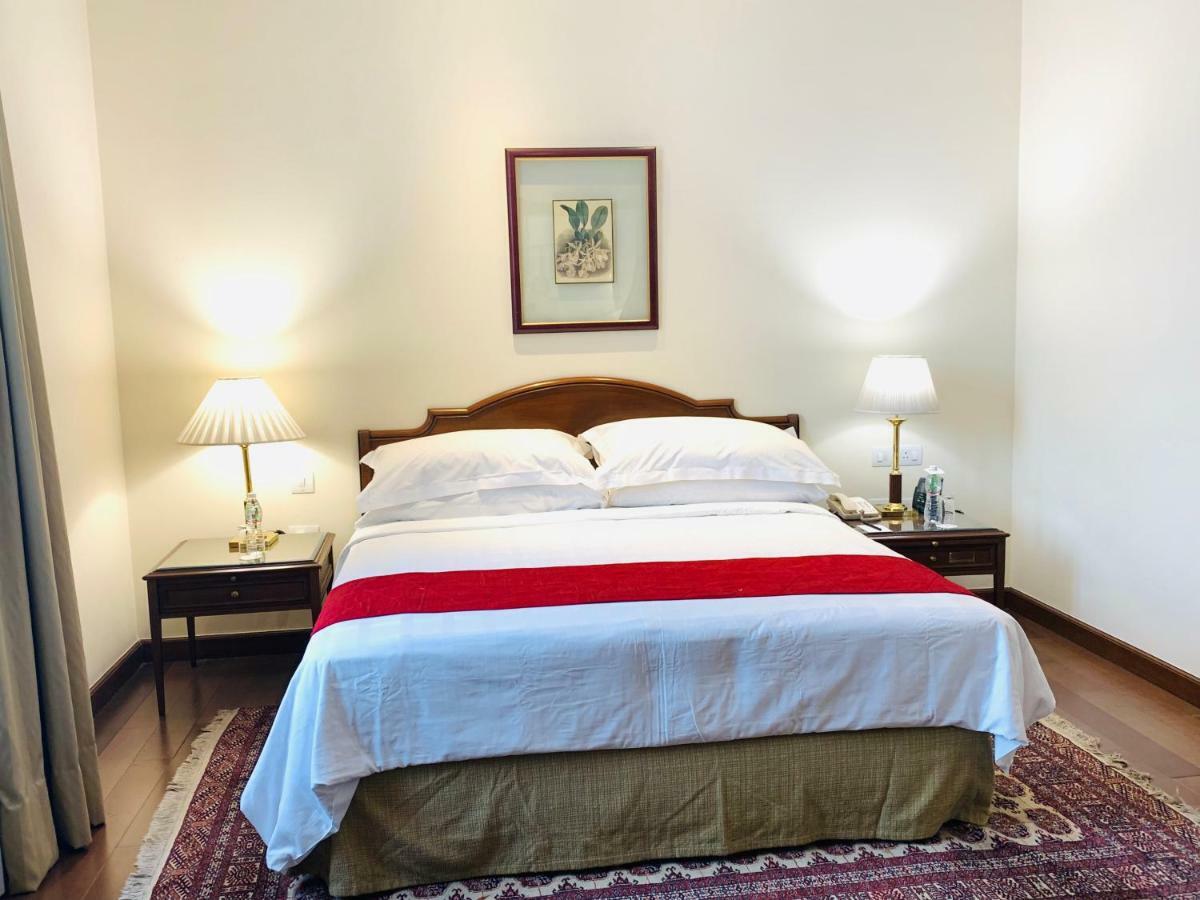 فندق ميدينز نيو دلهي نيودلهي المظهر الخارجي الصورة A bedroom at the hotel
