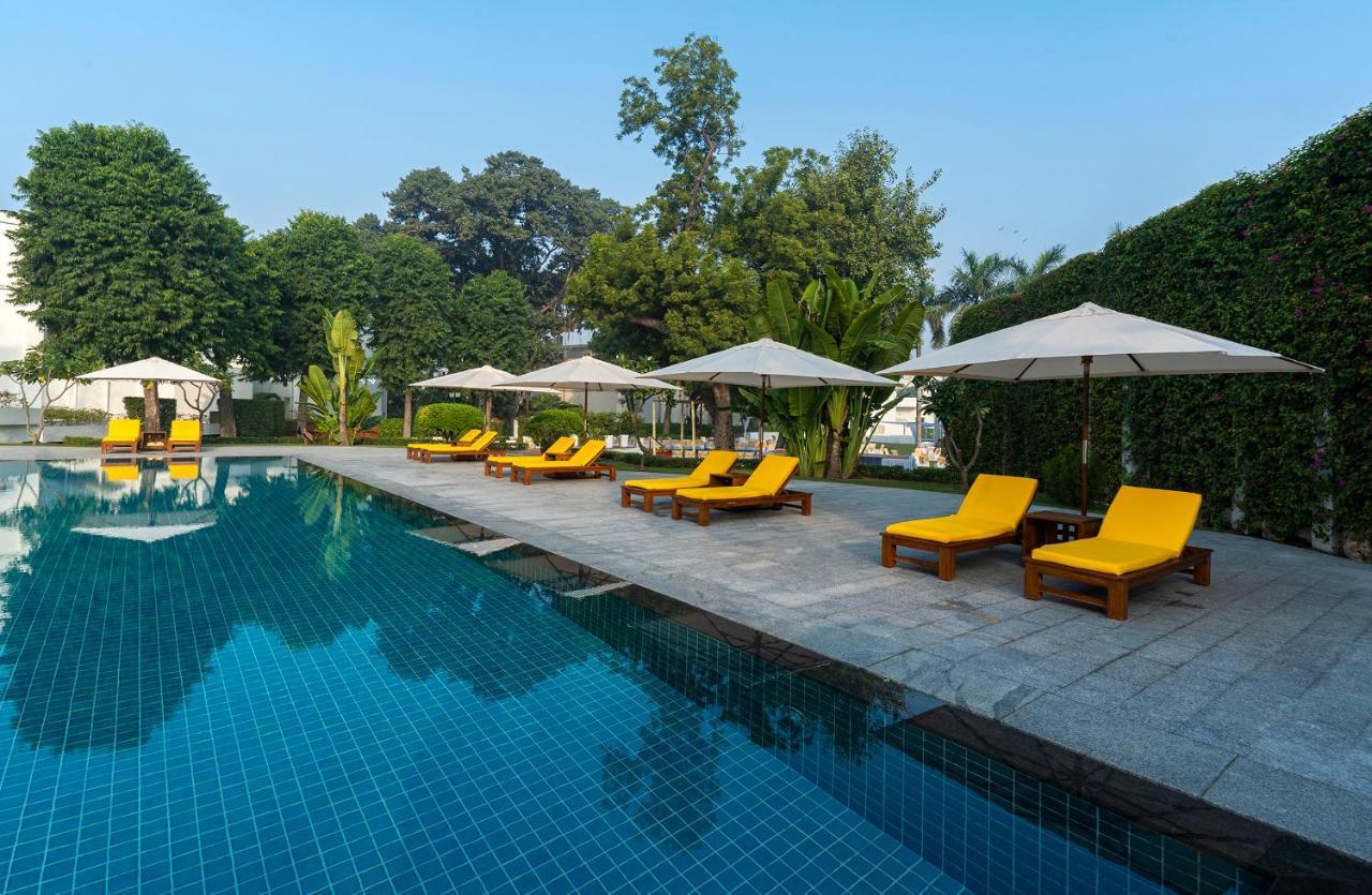 فندق ميدينز نيو دلهي نيودلهي المظهر الخارجي الصورة The swimming pool at The Oberoi, Gurgaon